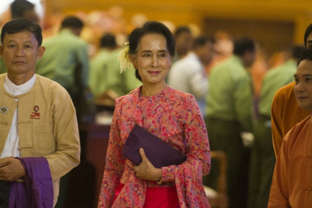 아웅산 수치 여사는 미얀마 정부 내각의 비 파티 멤버를 포함하는 의회개최